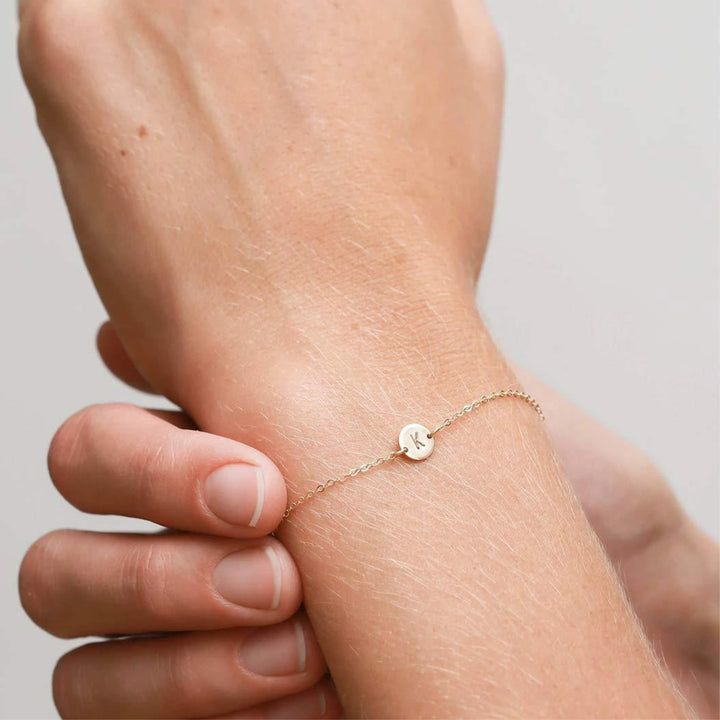 Detalle de la inicial en la pulsera
