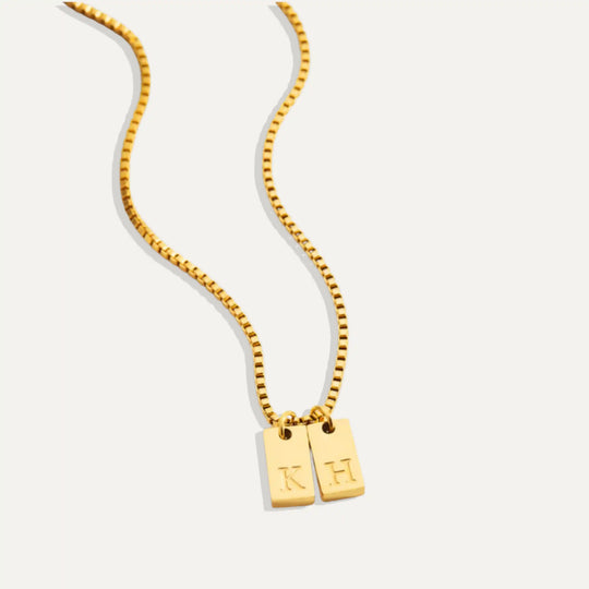 Détail du collier avec initiales gravées, argent massif 925