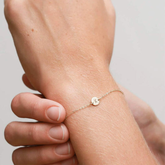 Detalhe da inicial na pulseira