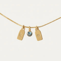 Collar con iniciales estampadas y piedra de aniversario, plata 925