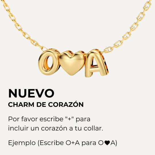 Detalle del collar Bubble con letras en relieve