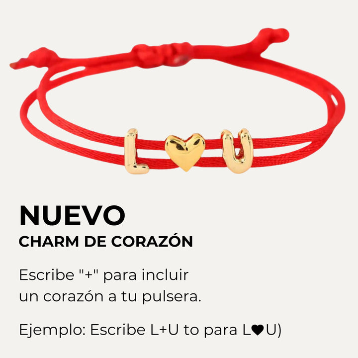 Detalle de las letras bubble en la pulsera