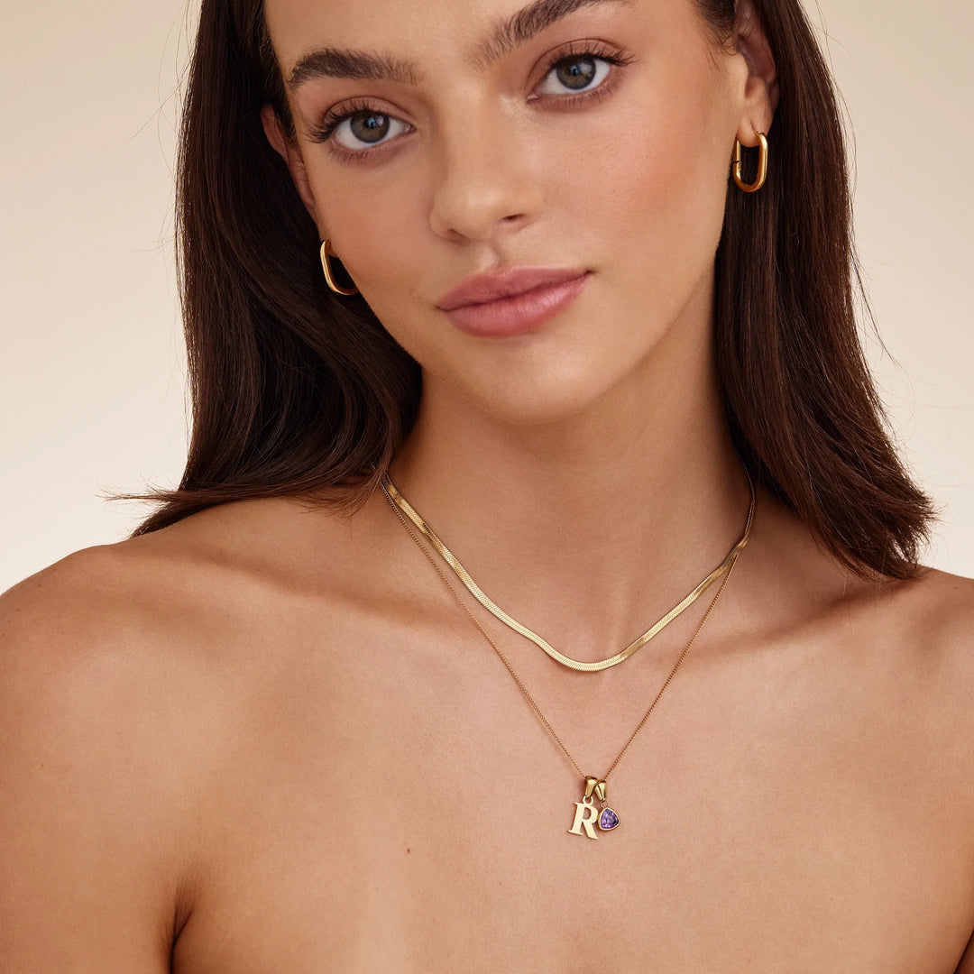 Modelo con el collar inicial con piedra de aniversario