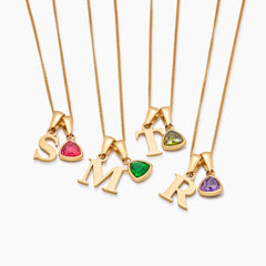 Collar inicial con piedra de aniversario: letras S, M, T y R con distintas piedras