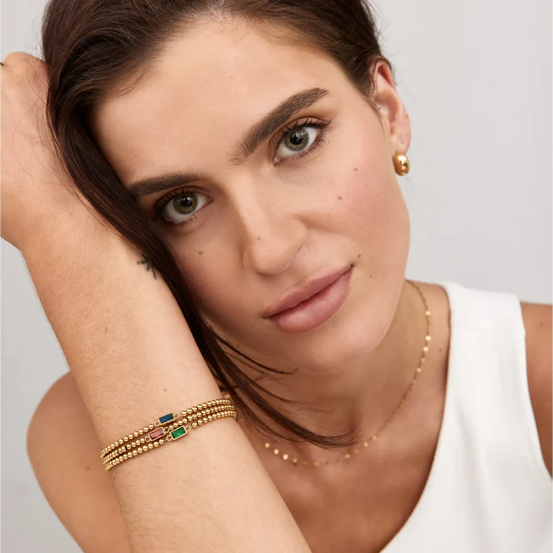 Pulsera con piedra de aniversario en uso