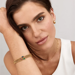 Pulsera con piedra de aniversario en uso