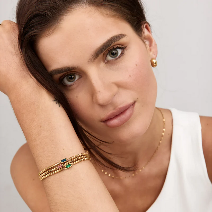 Pulsera con piedra de aniversario en uso