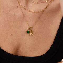 Collar inicial R con piedra de aniversario de mayo
